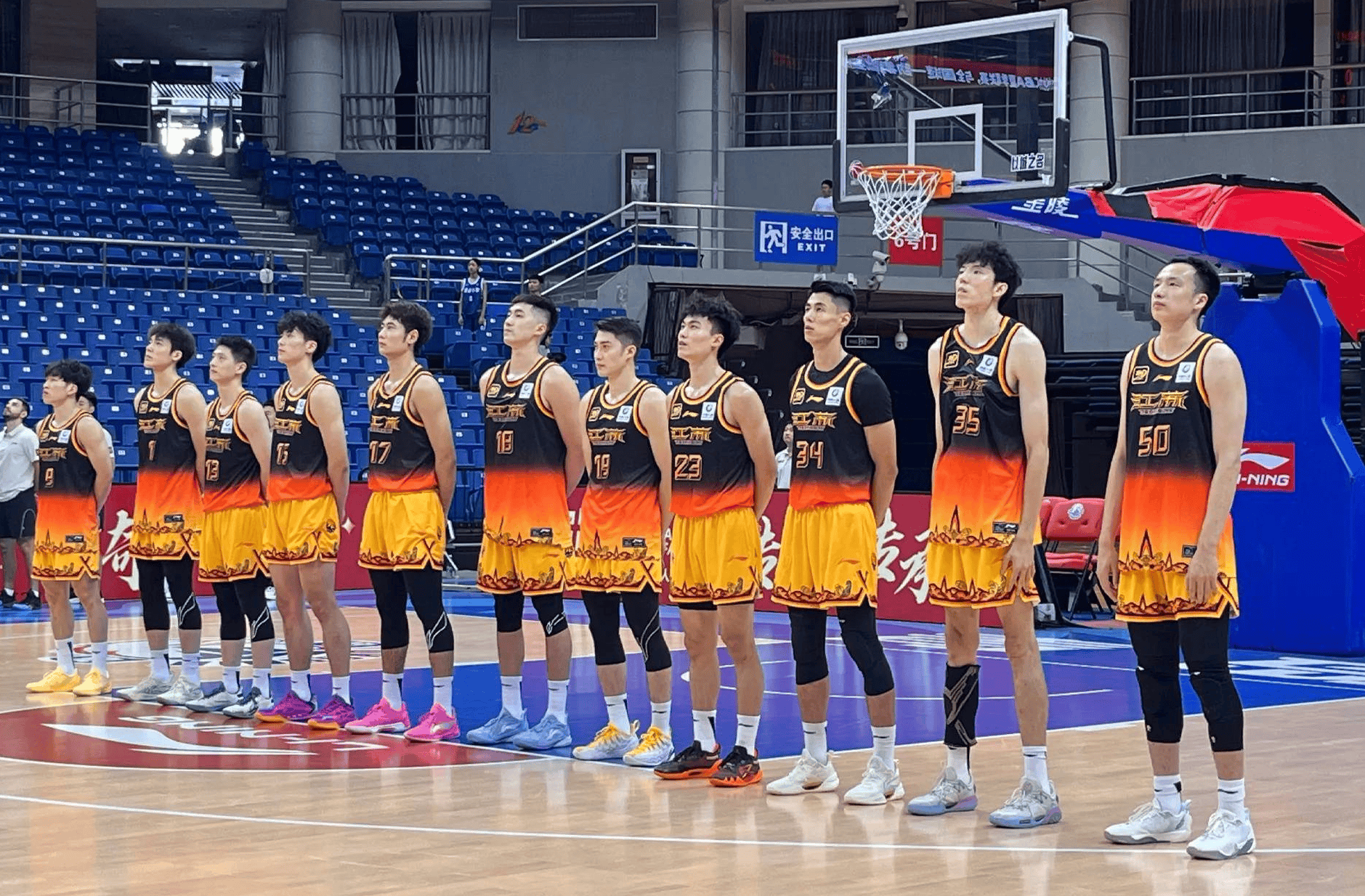 新疆男篮再胜山东队,晋级季后赛半决赛 新疆男篮再胜山东队,晋级季后赛半决赛