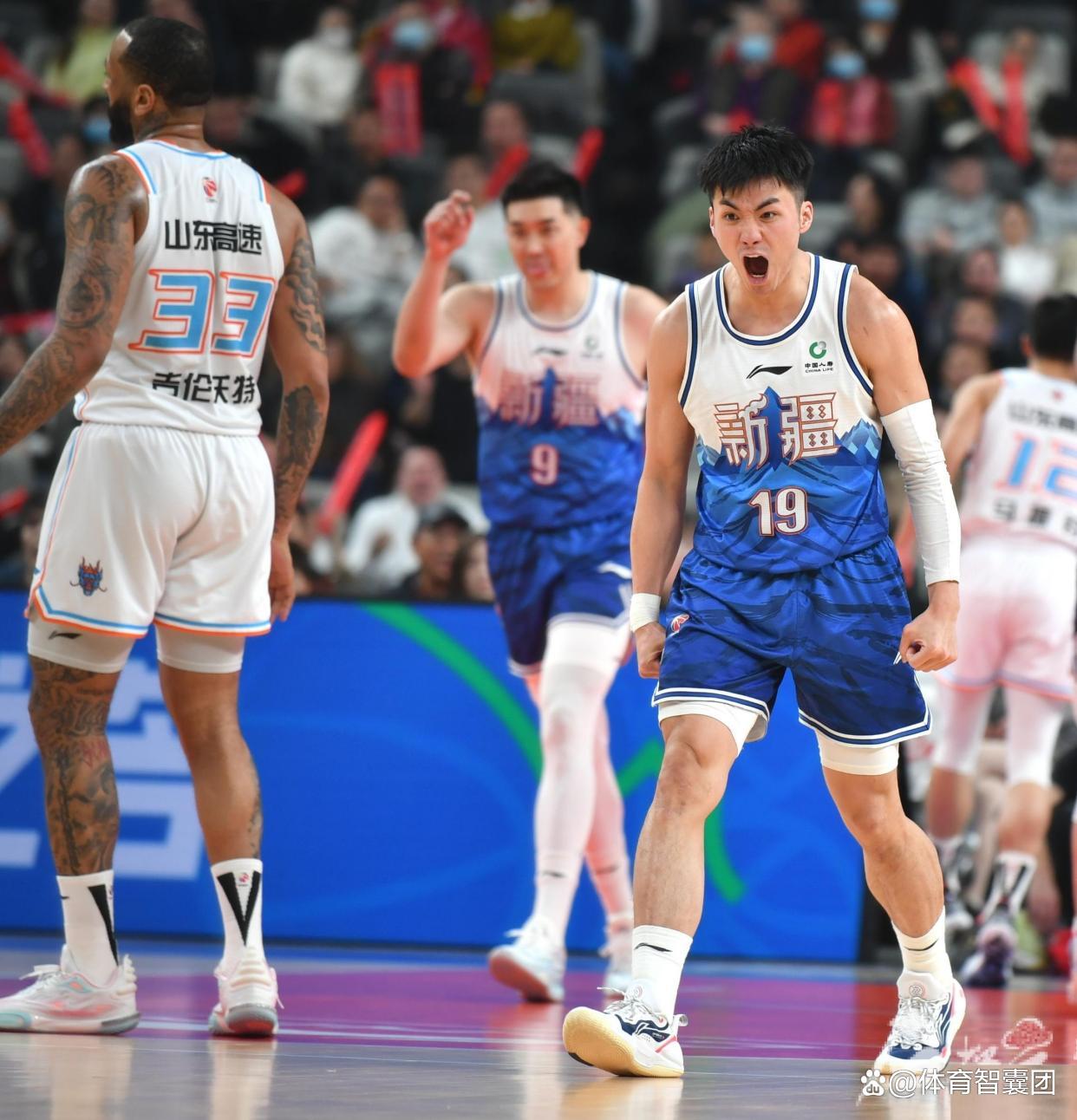 新疆男篮再胜山东队,晋级季后赛半决赛 新疆男篮再胜山东队,晋级季后赛半决赛
