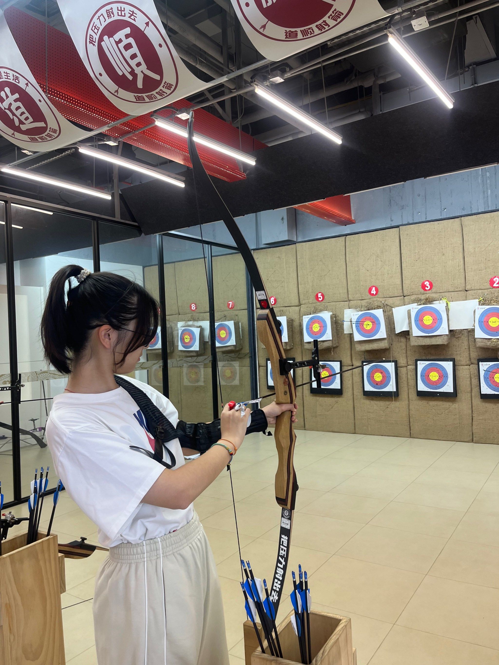 不丹选手在比赛中挑战射箭极限