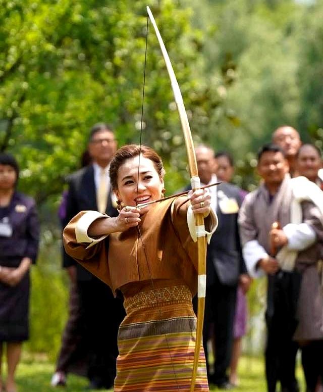 不丹选手在比赛中挑战射箭极限