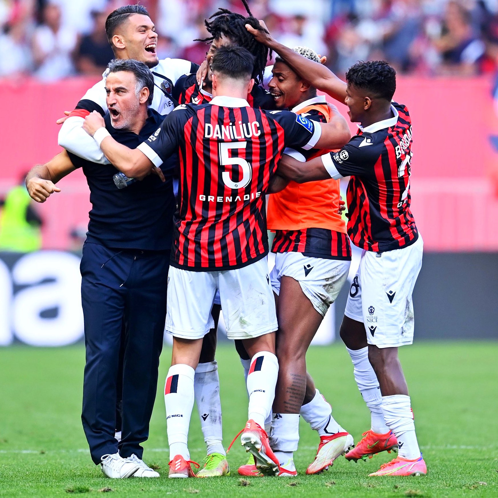 里昂主场逆转胜利，球迷沸腾欢呼