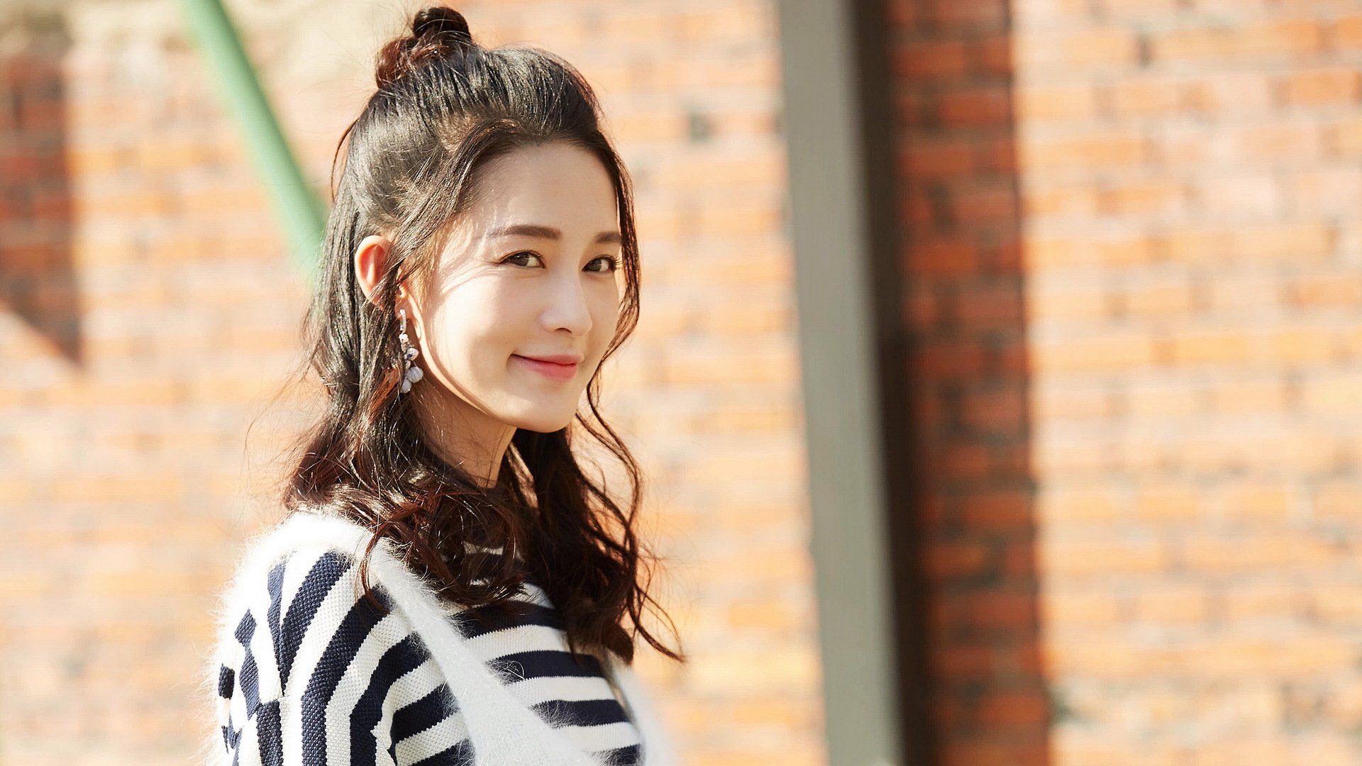 当球场哨声响起，沙漠枪声正烈，竞技与战争的生死竞速