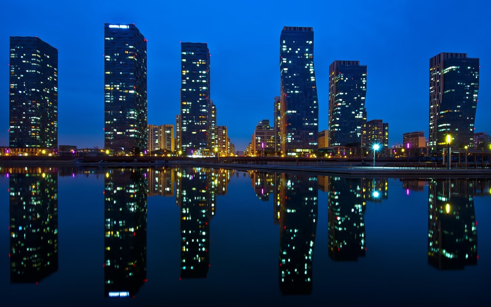 极速狂飙与头脑风暴，当F1揭幕战的红灯熄灭，独行侠的战术板已写满方程式